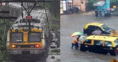 मुसळधार पावसामुळे रुळांवर पाणी साचल्याने संथ गतीने धावणारी लोकल ट्रेन (डावीकडे) आणि सखल भागात साचलेल्या पाण्यात अडकलेली वाहने