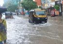 मुंबईत झालेल्या मुसळधार पावसामुळे रस्त्यांवर साचलेल्या पाण्यातून वाट काढताना नागरिक आणि संथ गतीने धावणारी रिक्षा वाहतूक.
