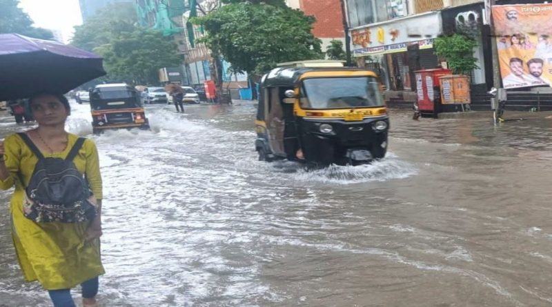 मुंबईत झालेल्या मुसळधार पावसामुळे रस्त्यांवर साचलेल्या पाण्यातून वाट काढताना नागरिक आणि संथ गतीने धावणारी रिक्षा वाहतूक.