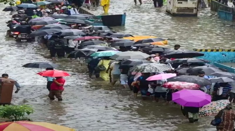 मुंबईत मुसळधार पावसामुळे रस्त्यावर साचलेले पाणी, छत्री घेऊन पाण्यातून वाट काढणारे नागरिक.