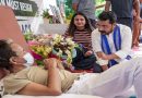 जंतर-मंतरवर नीट (NEET) घोटाळ्याविरोधात उपोषणाला बसलेल्या सोनम वांगचुक यांची भेट घेताना खासदार चंद्रशेखर आझाद.