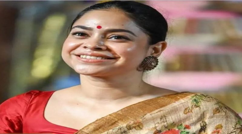 अभिनेत्री सुमोना चक्रवर्ती साडी आणि लाल रंगाच्या ब्लाउजमध्ये हसत असताना, सुमोना चक्रवर्ती आजार शस्त्रक्रिया न्यूज.